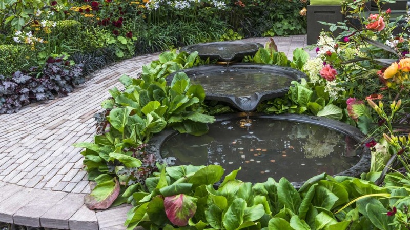 Water feature in Florida landscaping